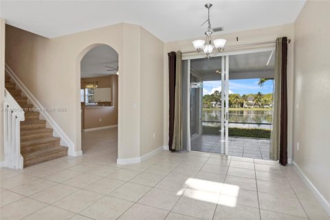 House in Cutler Bay, Florida 4 bedrooms, 199.46 sq.m. № 1863035 - photo 9