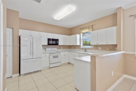 House in Cutler Bay, Florida 4 bedrooms, 199.46 sq.m. № 1863035 - photo 5