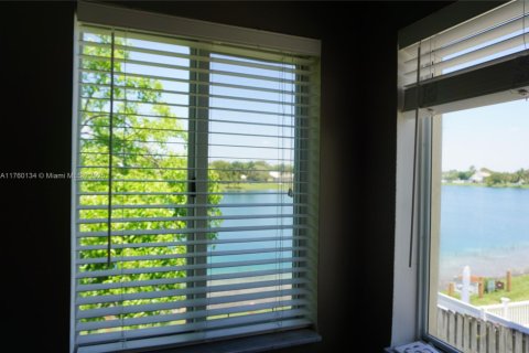 House in Cutler Bay, Florida 4 bedrooms, 199.46 sq.m. № 1863035 - photo 4