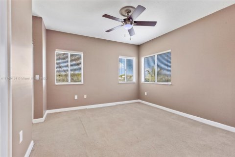House in Cutler Bay, Florida 4 bedrooms, 199.46 sq.m. № 1863035 - photo 16