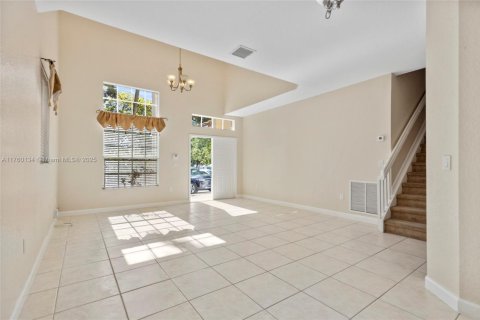 House in Cutler Bay, Florida 4 bedrooms, 199.46 sq.m. № 1863035 - photo 11
