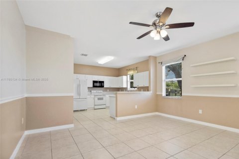 House in Cutler Bay, Florida 4 bedrooms, 199.46 sq.m. № 1863035 - photo 6