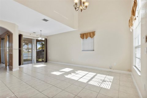 House in Cutler Bay, Florida 4 bedrooms, 199.46 sq.m. № 1863035 - photo 12