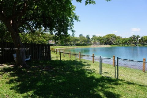 House in Cutler Bay, Florida 4 bedrooms, 199.46 sq.m. № 1863035 - photo 3