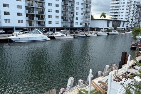 Copropriété à louer à North Miami Beach, Floride: 2 chambres, 138.05 m2 № 1967220 - photo 18