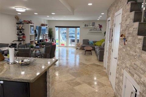 Copropriété à louer à North Miami Beach, Floride: 2 chambres, 138.05 m2 № 1967220 - photo 1