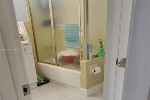 Condo in Hallandale Beach, Florida, 1 bedroom  № 1742086 - photo 5