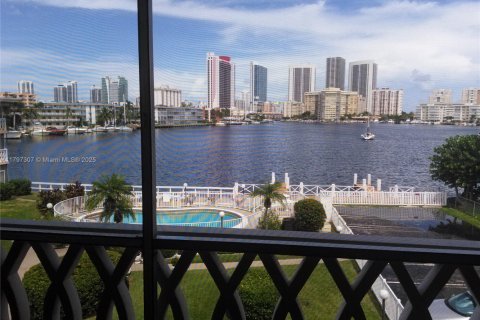 Condo in Hallandale Beach, Florida, 1 bedroom  № 1742086 - photo 9