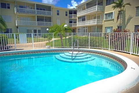 Condo in Hallandale Beach, Florida, 1 bedroom  № 1742086 - photo 25