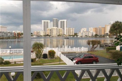 Condo in Hallandale Beach, Florida, 1 bedroom  № 1742086 - photo 3