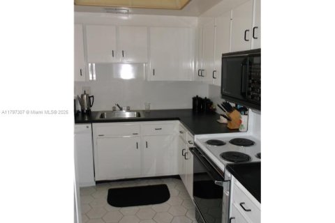 Condo in Hallandale Beach, Florida, 1 bedroom  № 1742086 - photo 6