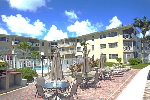 Condo in Hallandale Beach, Florida, 1 bedroom  № 1742086 - photo 4