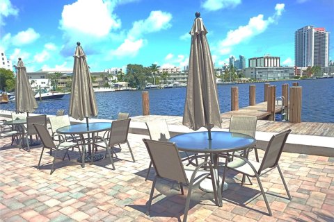 Condo in Hallandale Beach, Florida, 1 bedroom  № 1742086 - photo 15