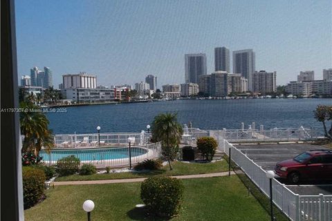 Condo in Hallandale Beach, Florida, 1 bedroom  № 1742086 - photo 8