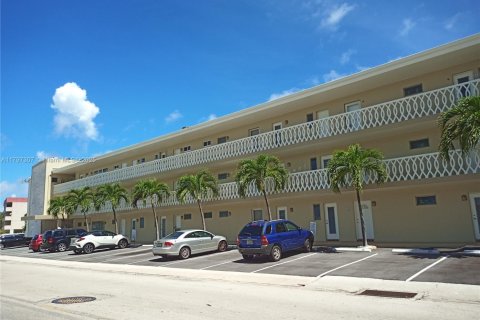 Condo in Hallandale Beach, Florida, 1 bedroom  № 1742086 - photo 27