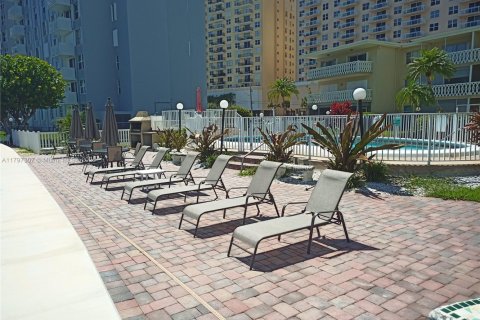 Condo in Hallandale Beach, Florida, 1 bedroom  № 1742086 - photo 12