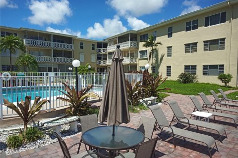 Condo in Hallandale Beach, Florida, 1 bedroom  № 1742086 - photo 17