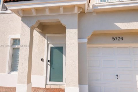 Townhouse in Doral, Florida 4 bedrooms, 166.11 sq.m. № 2168740