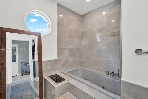 Villa ou maison à vendre à Palmetto Bay, Floride: 4 chambres, 199.55 m2 № 2068654 - photo 17