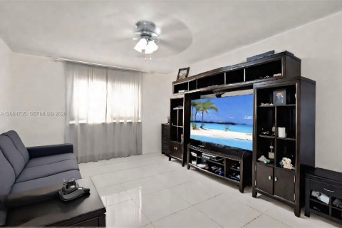 Villa ou maison à vendre à Palmetto Bay, Floride: 4 chambres, 199.55 m2 № 2068654 - photo 9