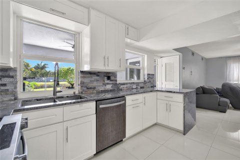 Villa ou maison à vendre à Palmetto Bay, Floride: 4 chambres, 199.55 m2 № 2068654 - photo 2