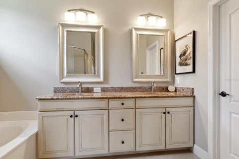 House in Lakewood Ranch, Florida 2 bedrooms, 183.67 sq.m. № 1679615 - photo 24