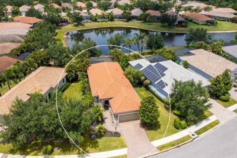House in Lakewood Ranch, Florida 2 bedrooms, 183.67 sq.m. № 1679615 - photo 1
