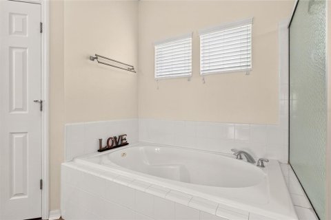 House in Gainesville, Florida 4 bedrooms, 244.98 sq.m. № 2312841 - photo 5