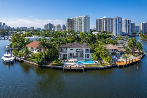House in Golden Beach, Florida 6 bedrooms, 409.98 sq.m. № 1708076 - photo 3