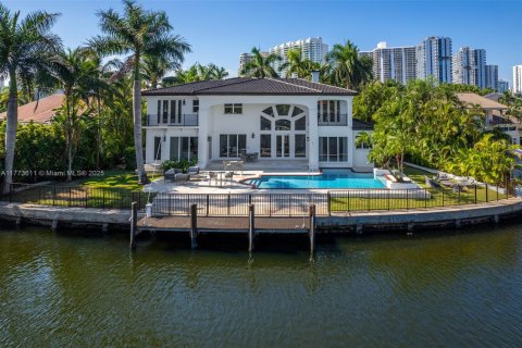 House in Golden Beach, Florida 6 bedrooms, 409.98 sq.m. № 1708076 - photo 2