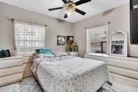 House in Hialeah, Florida 2 bedrooms, 114.08 sq.m. № 1922505 - photo 16
