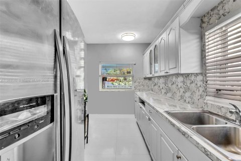 House in Hialeah, Florida 2 bedrooms, 114.08 sq.m. № 1922505 - photo 13