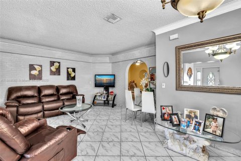 House in Hialeah, Florida 2 bedrooms, 114.08 sq.m. № 1922505 - photo 7