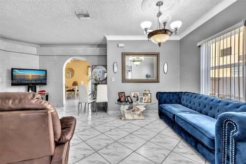 House in Hialeah, Florida 2 bedrooms, 114.08 sq.m. № 1922505 - photo 4