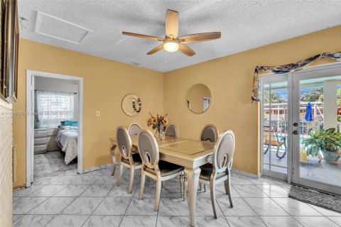 House in Hialeah, Florida 2 bedrooms, 114.08 sq.m. № 1922505 - photo 8