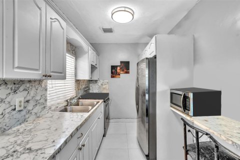 House in Hialeah, Florida 2 bedrooms, 114.08 sq.m. № 1922505 - photo 14