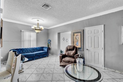 House in Hialeah, Florida 2 bedrooms, 114.08 sq.m. № 1922505 - photo 5