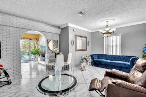 House in Hialeah, Florida 2 bedrooms, 114.08 sq.m. № 1922505 - photo 6