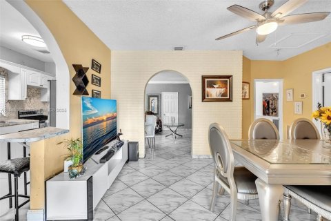 House in Hialeah, Florida 2 bedrooms, 114.08 sq.m. № 1922505 - photo 10