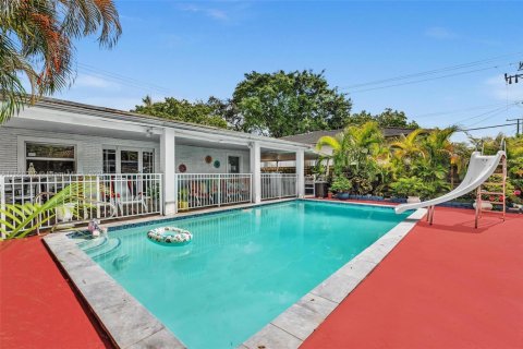 House in Hialeah, Florida 2 bedrooms, 114.08 sq.m. № 1922505 - photo 24