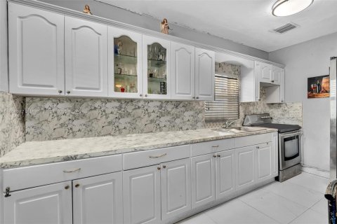 House in Hialeah, Florida 2 bedrooms, 114.08 sq.m. № 1922505 - photo 11