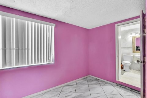 House in Hialeah, Florida 2 bedrooms, 114.08 sq.m. № 1922505 - photo 18