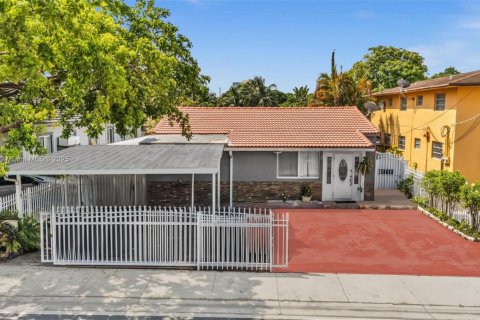 House in Hialeah, Florida 2 bedrooms, 114.08 sq.m. № 1922505 - photo 1