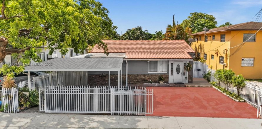 House in Hialeah, Florida 2 bedrooms, 114.08 sq.m. № 1922505