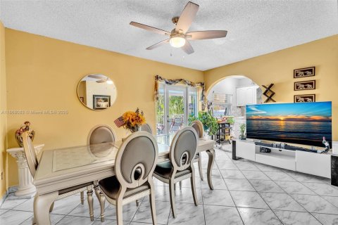 House in Hialeah, Florida 2 bedrooms, 114.08 sq.m. № 1922505 - photo 9