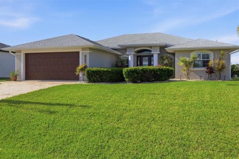 House in Port Charlotte, Florida 3 bedrooms, 149.57 sq.m. № 2091597