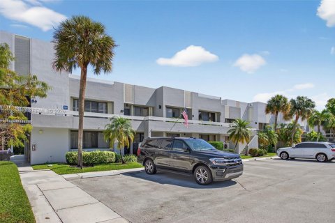 Copropriété à vendre à Pompano Beach, Floride: 2 chambres, 108.88 m2 № 2044860 - photo 2