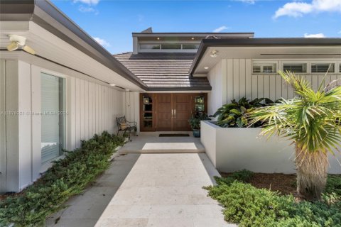 House in Coral Gables, Florida 5 bedrooms, 416.76 sq.m. № 1925167 - photo 11