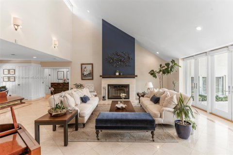 House in Coral Gables, Florida 5 bedrooms, 416.76 sq.m. № 1925167 - photo 4