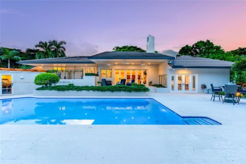 House in Coral Gables, Florida 5 bedrooms, 416.76 sq.m. № 1925167 - photo 3